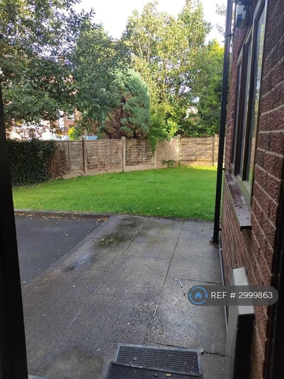 Flat Florence Court in Cheadle