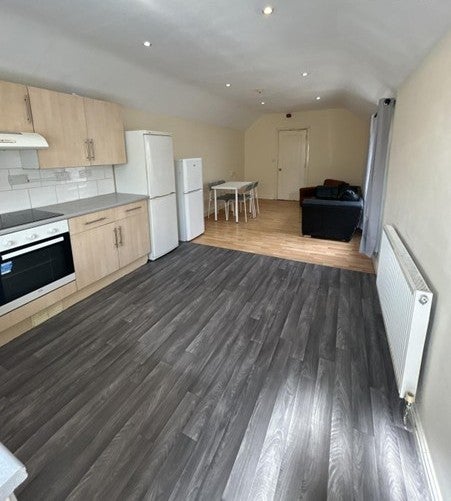 Flat Woodville Road in Cardiff