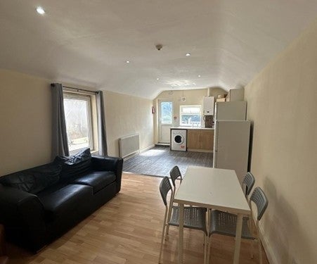 Flat Woodville Road in Cardiff