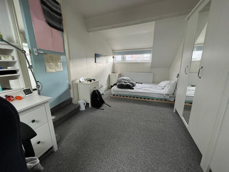 Room Hall Grove in Leeds