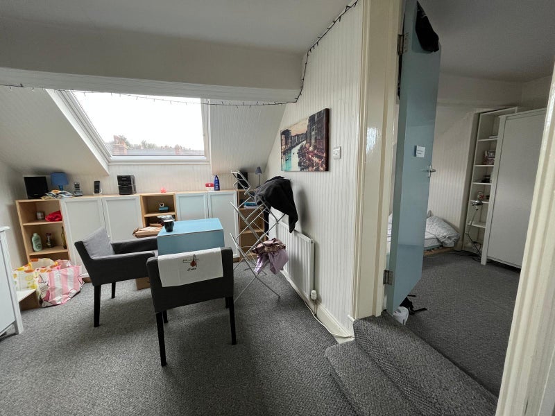 Room Hall Grove in Leeds