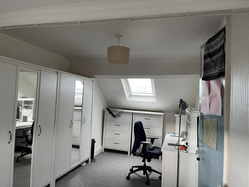 Room Hall Grove in Leeds