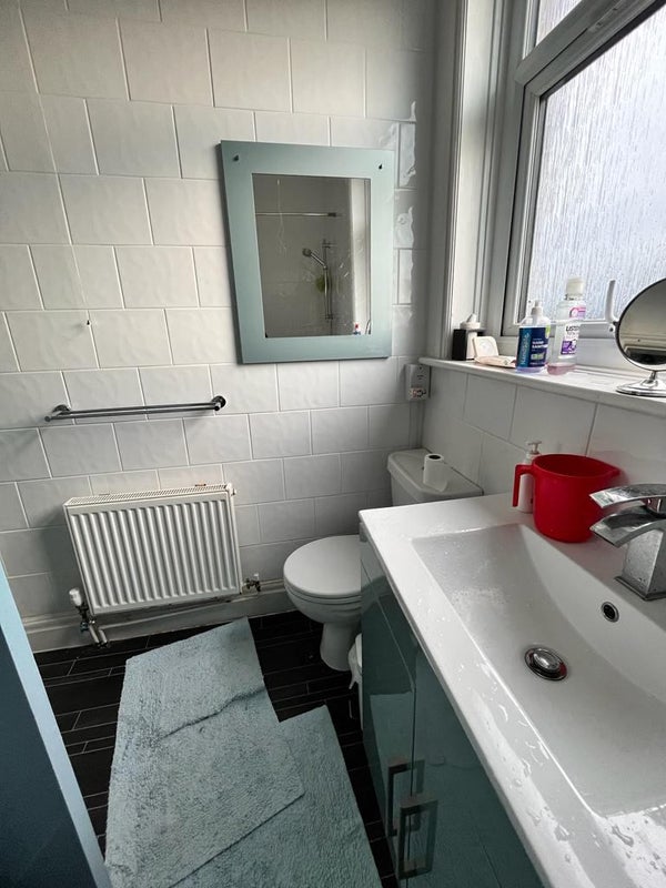 Room Hall Grove in Leeds