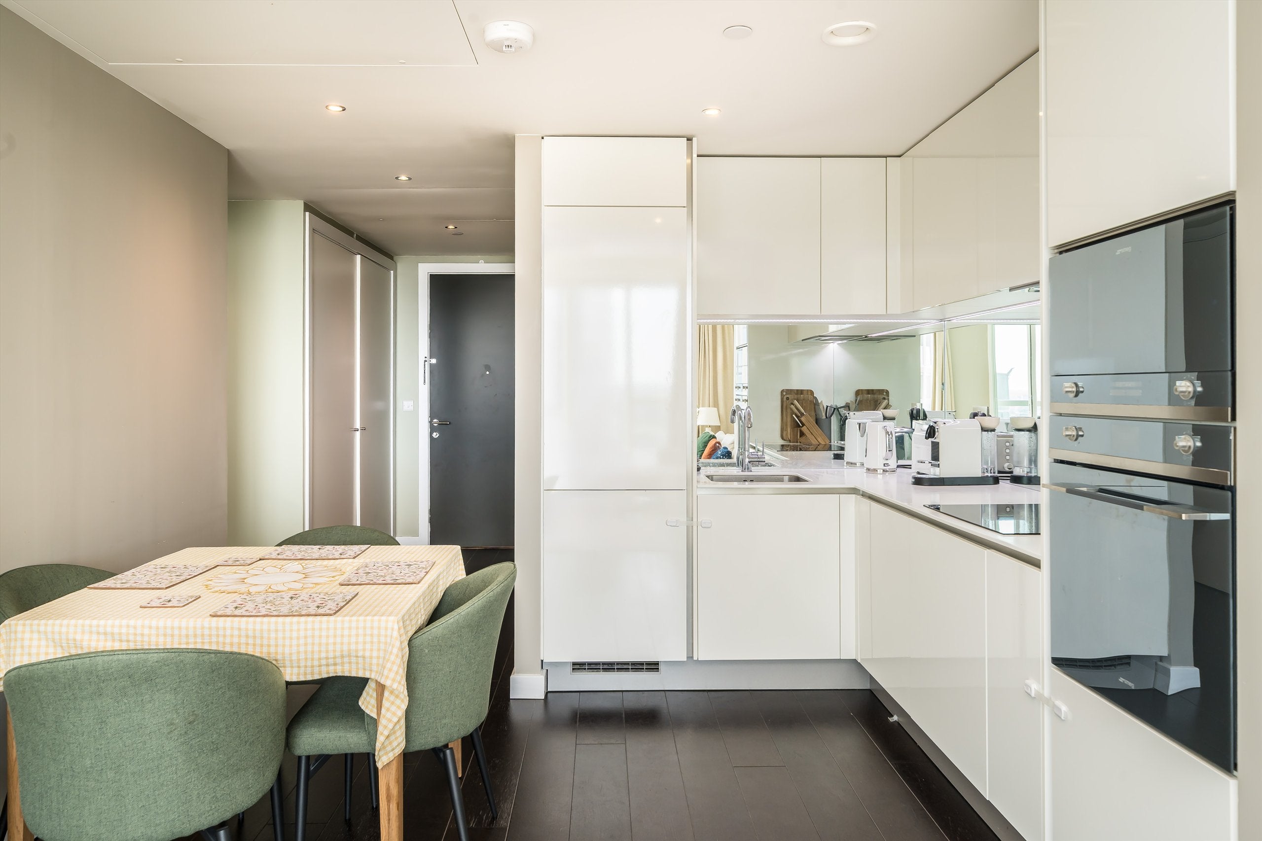 Flat Wyvil Road in Greater London