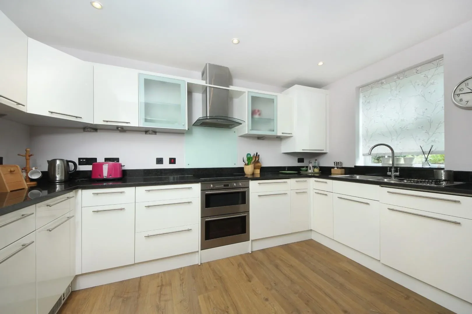 Flat Grange Road in Greater London