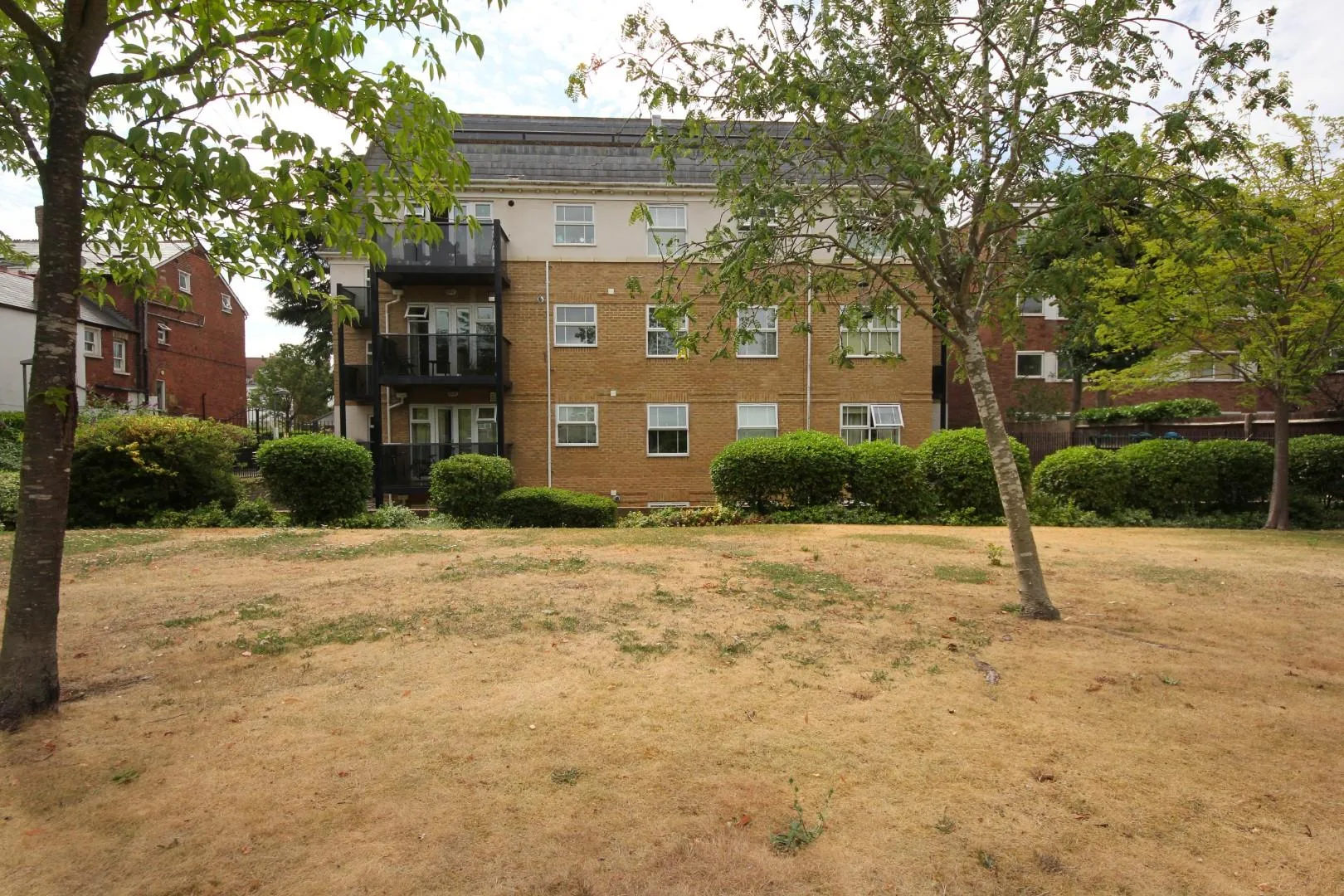Flat Grange Road in Greater London