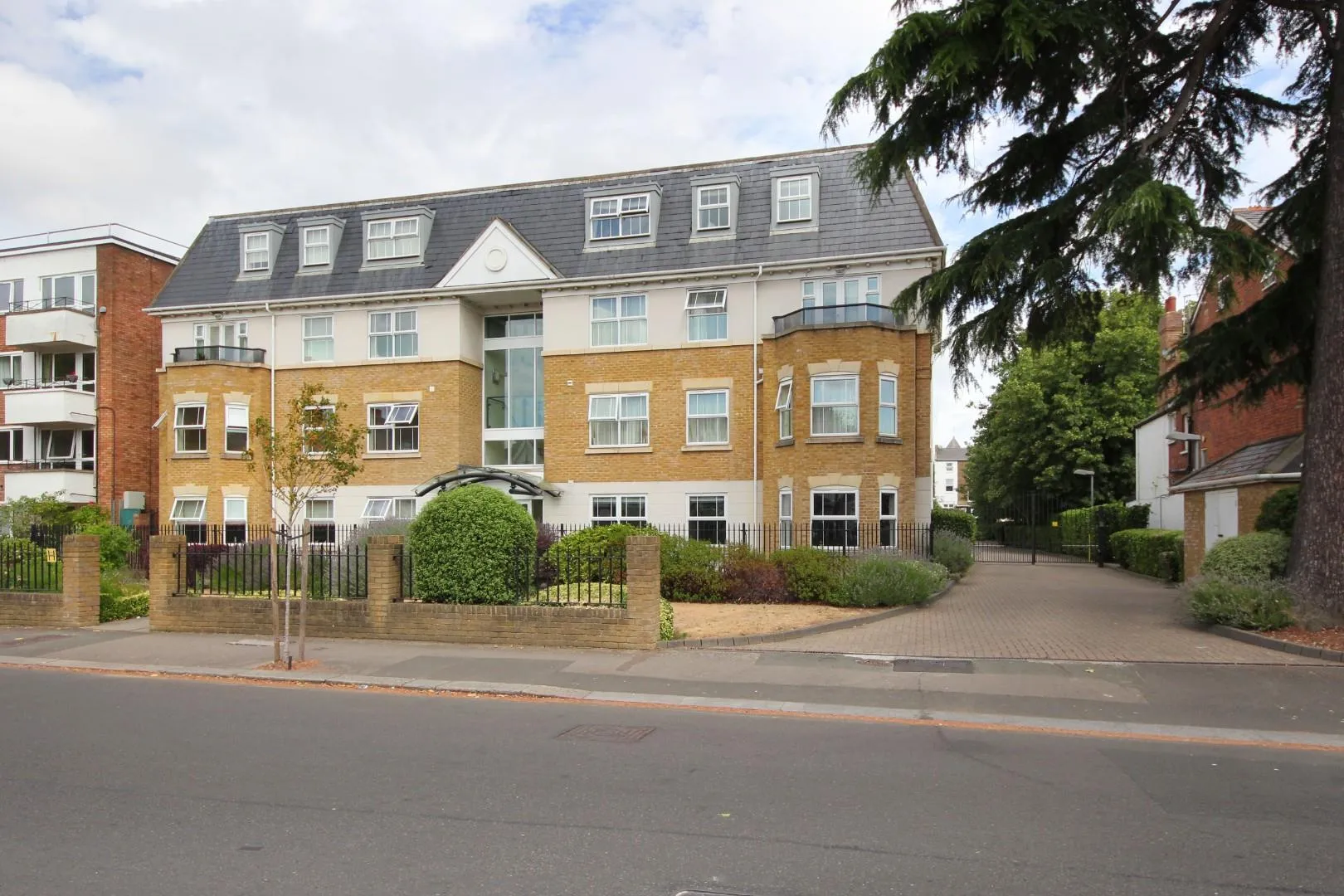 Flat Grange Road in Greater London