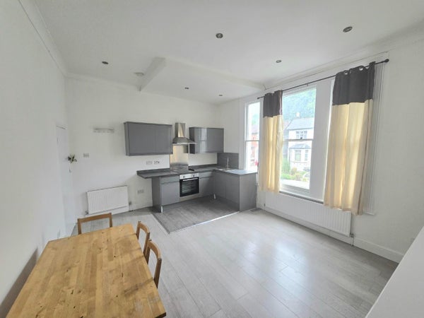 Flat Sentamu Close in London
