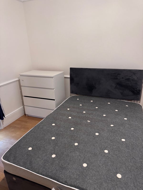 Room McLeod Road in Greater London