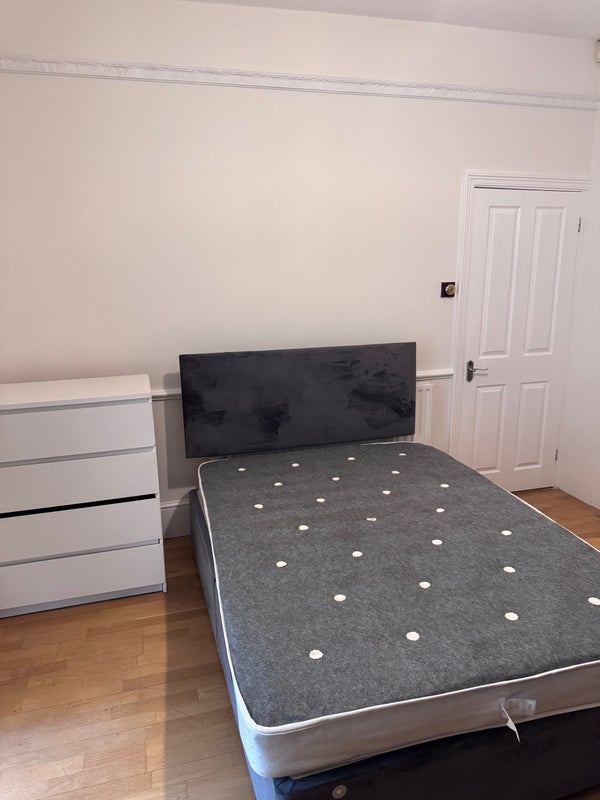Room McLeod Road in Greater London
