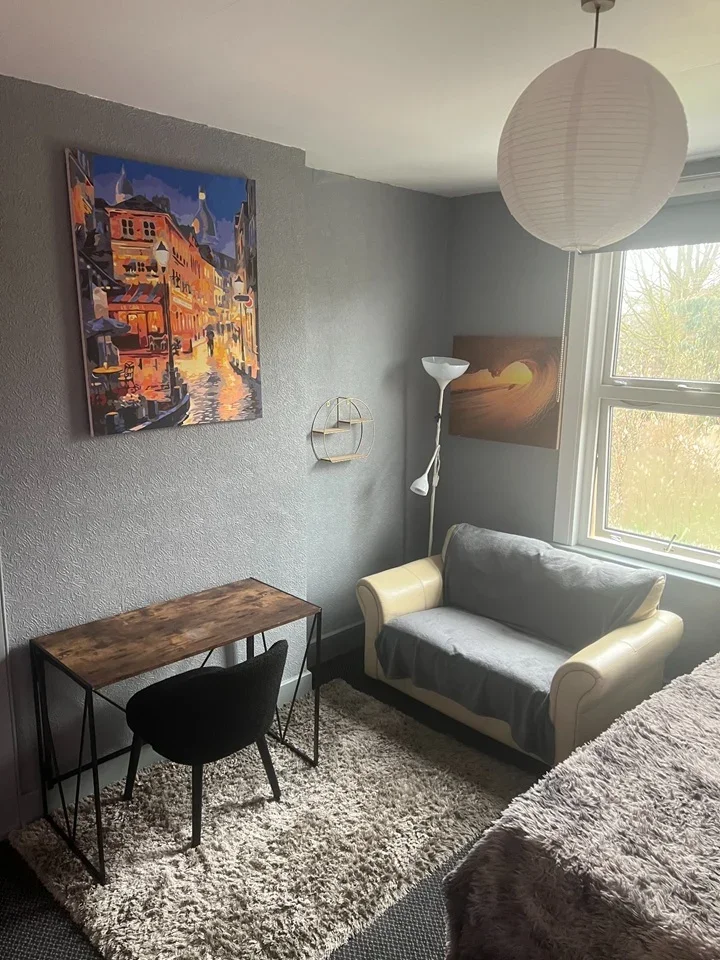 Room Woodlands Avenue in Greater London