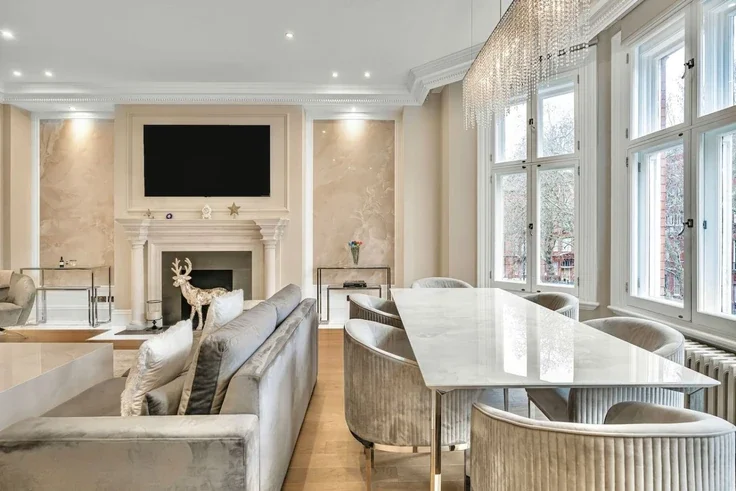Flat Pont Street in Greater London
