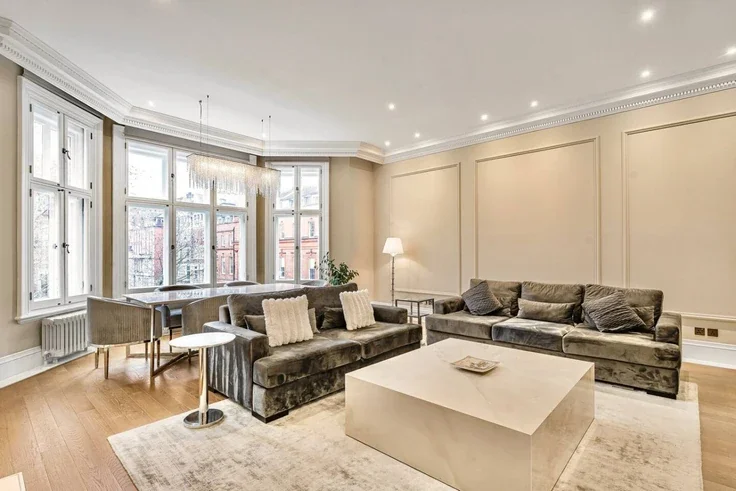 Flat Pont Street in Greater London