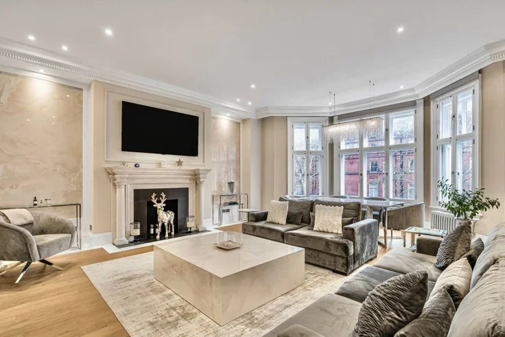 Flat Pont Street in Greater London