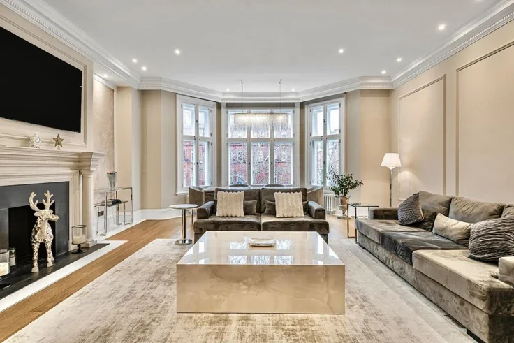 Flat Pont Street in Greater London