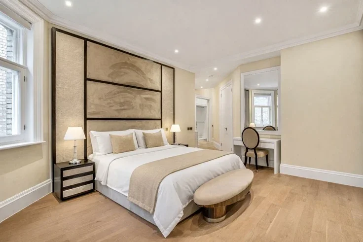 Flat Pont Street in Greater London