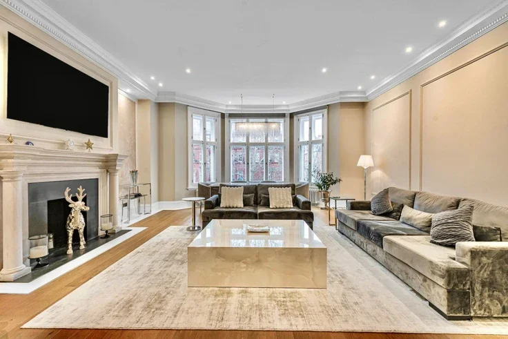 Flat Pont Street in Greater London