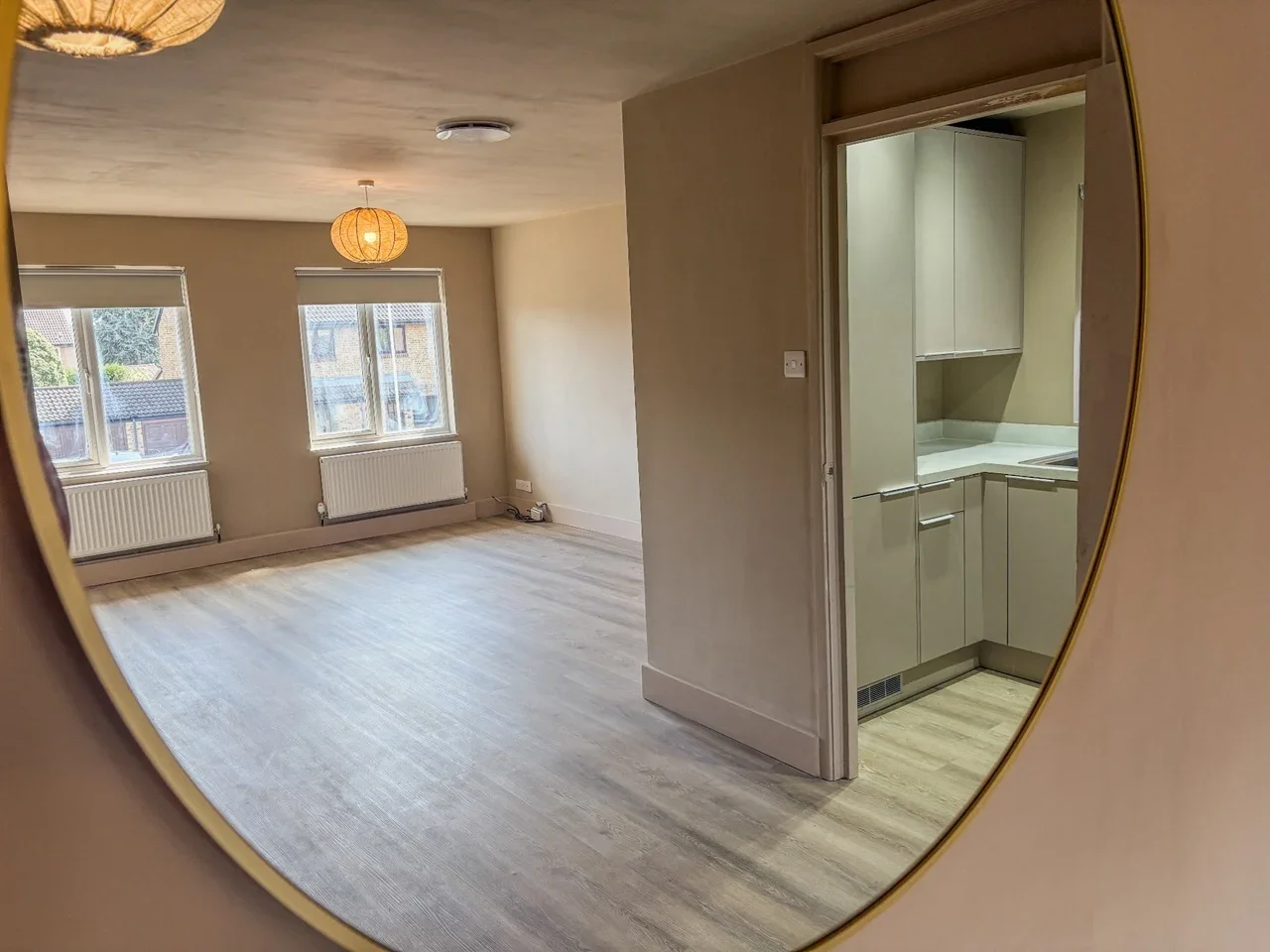 Flat Sarre Avenue in Greater London