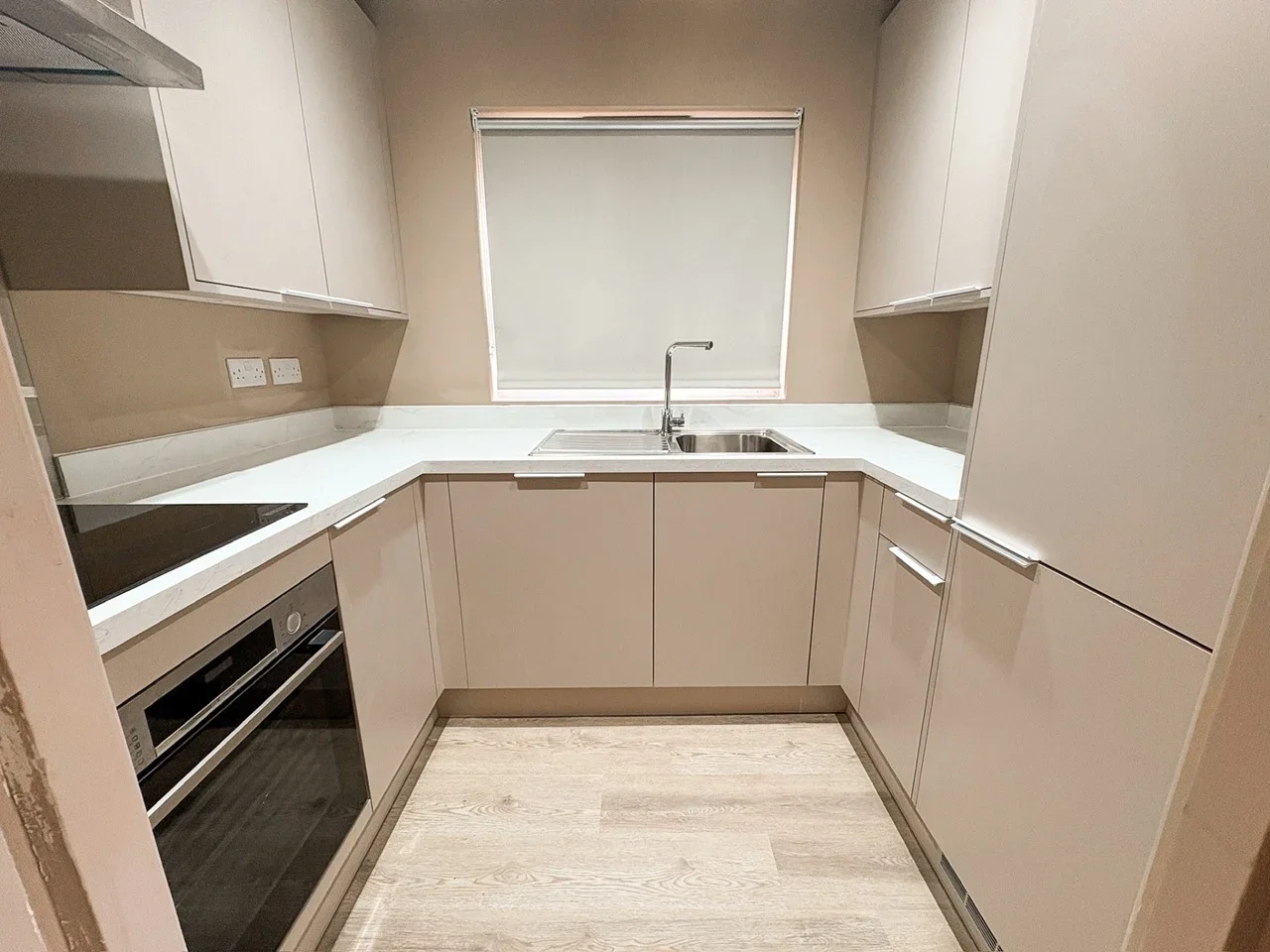 Flat Sarre Avenue in Greater London