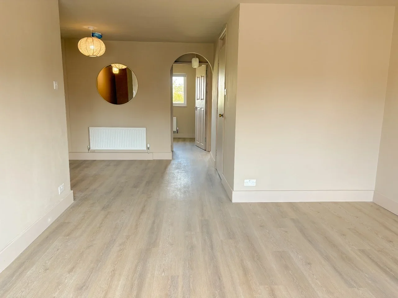 Flat Sarre Avenue in Greater London