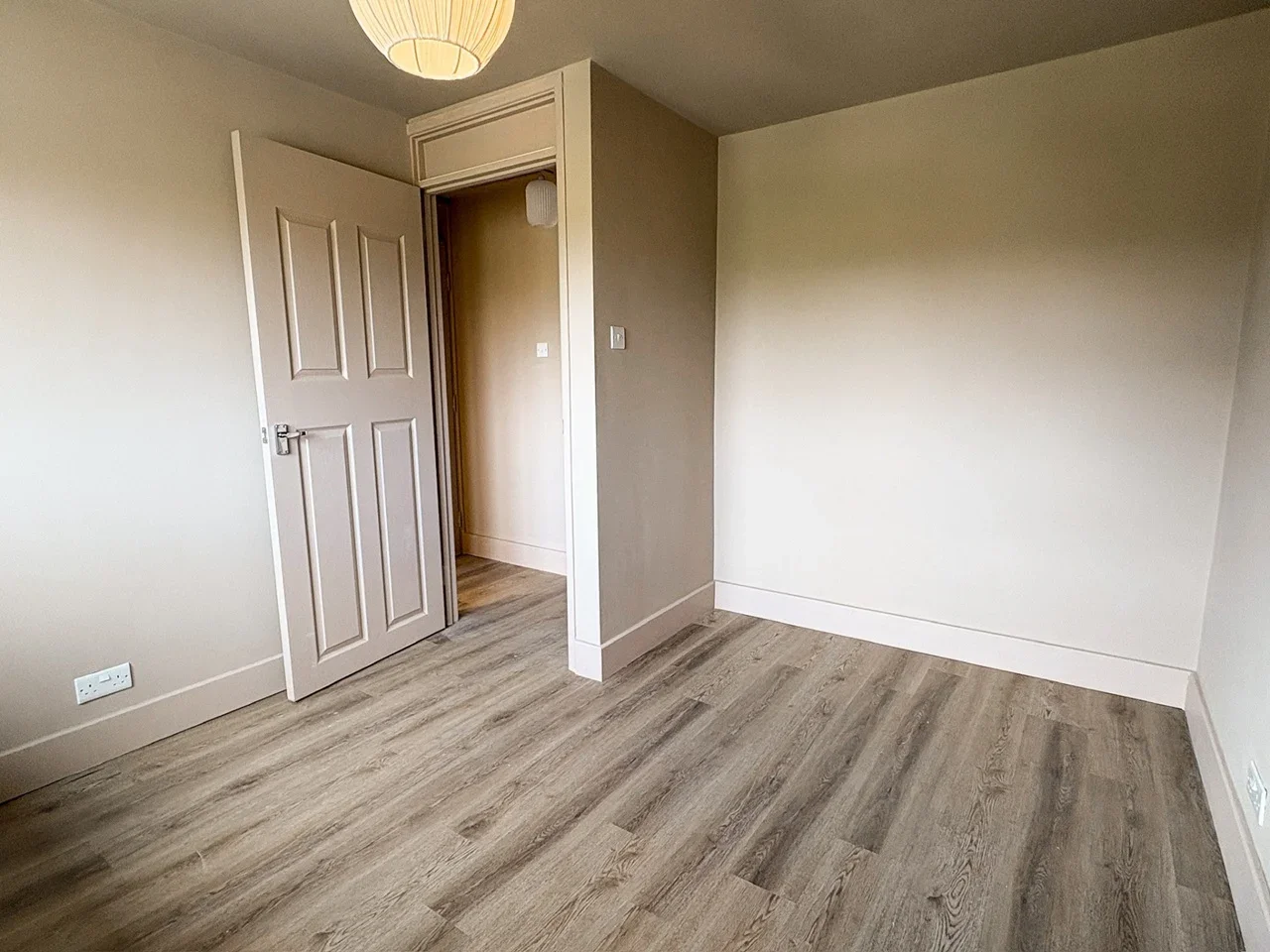 Flat Sarre Avenue in Greater London