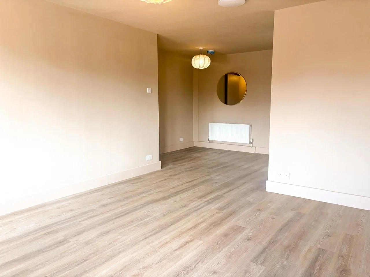 Flat Sarre Avenue in Greater London