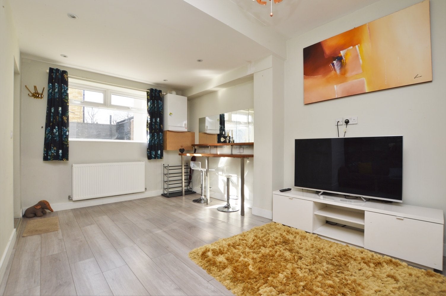 Flat Maple Road in Greater London