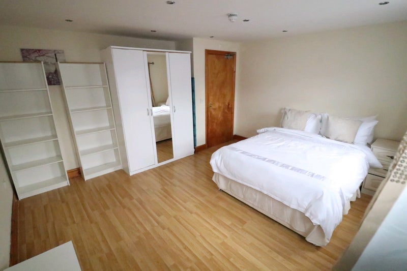 Room Norbury Crescent in Greater London