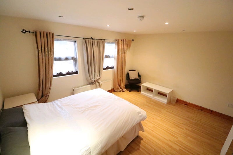 Room Norbury Crescent in Greater London