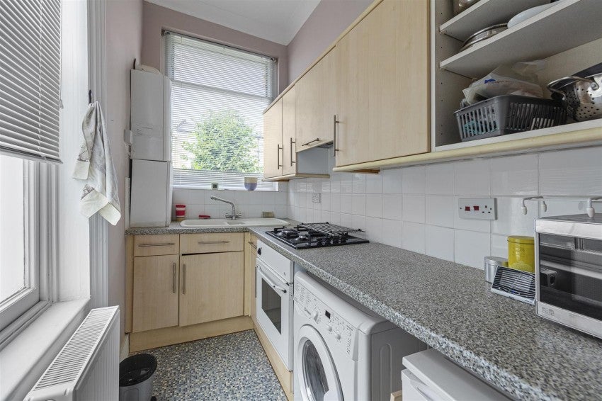 Flat Park Hall Road in Greater London