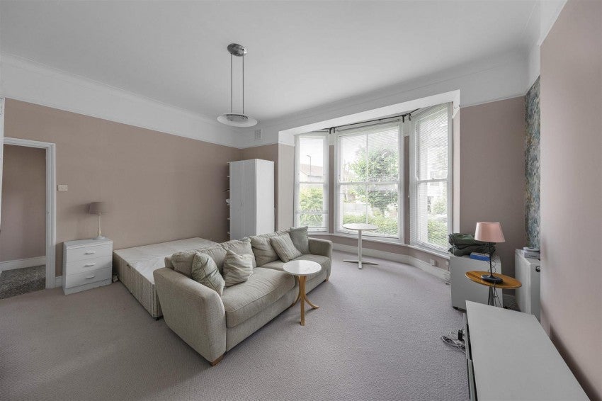 Flat Park Hall Road in Greater London