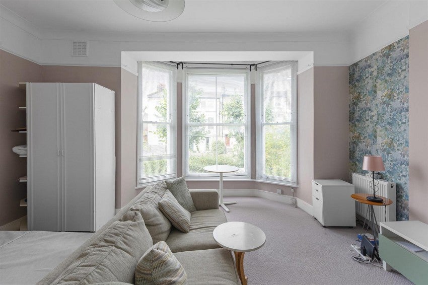 Flat Park Hall Road in Greater London