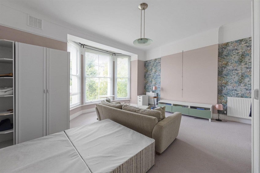 Flat Park Hall Road in Greater London