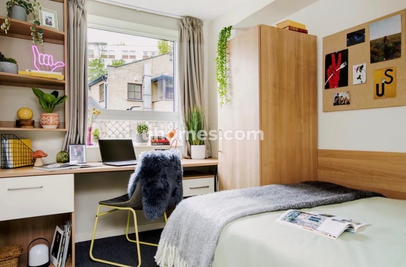 Room Lloyd Square in Greater London