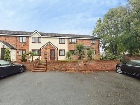 Flat Arundel Avenue in Sandwell