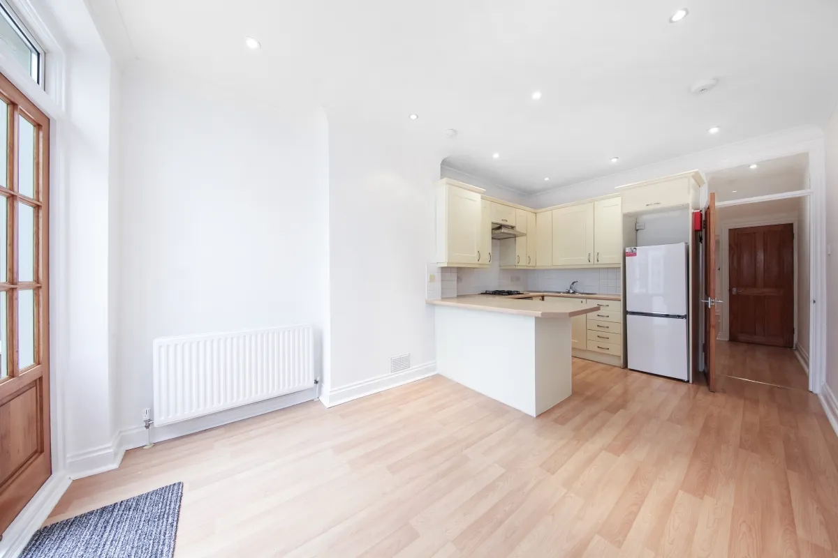 Flat Caddington Road in Greater London