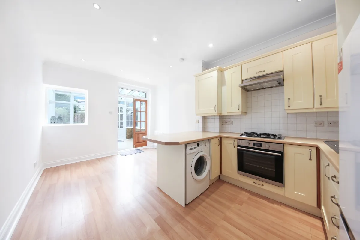 Flat Caddington Road in Greater London