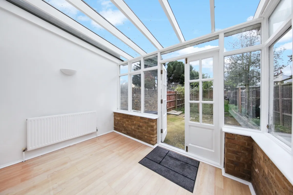 Flat Caddington Road in Greater London