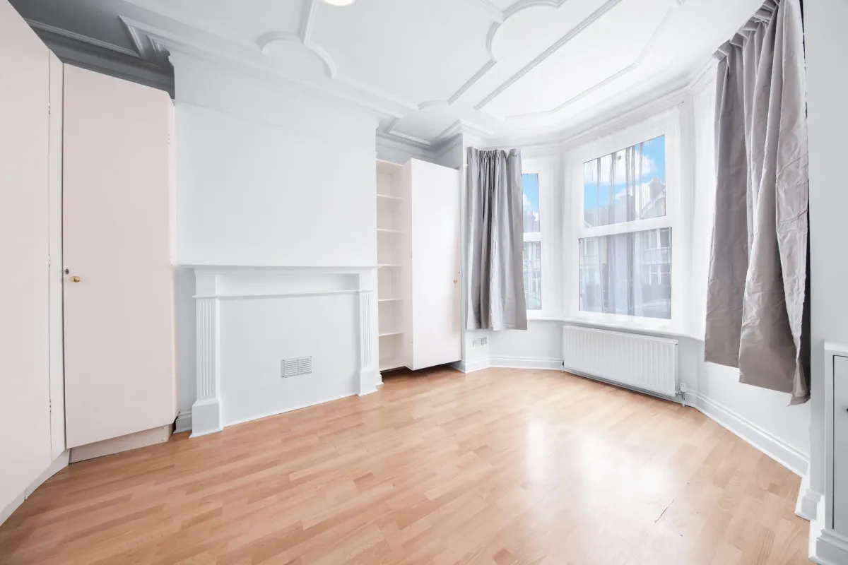 Flat Caddington Road in Greater London