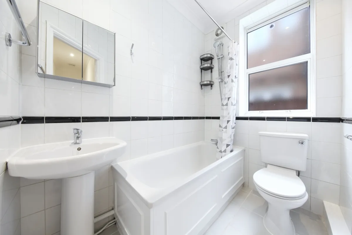 Flat Caddington Road in Greater London