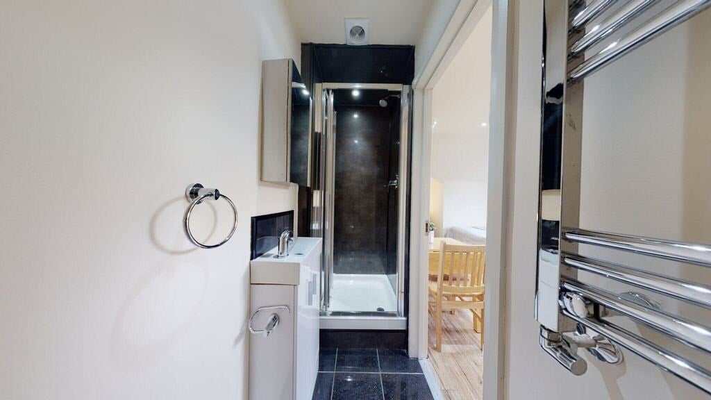 Room St. Pauls Avenue in Greater London