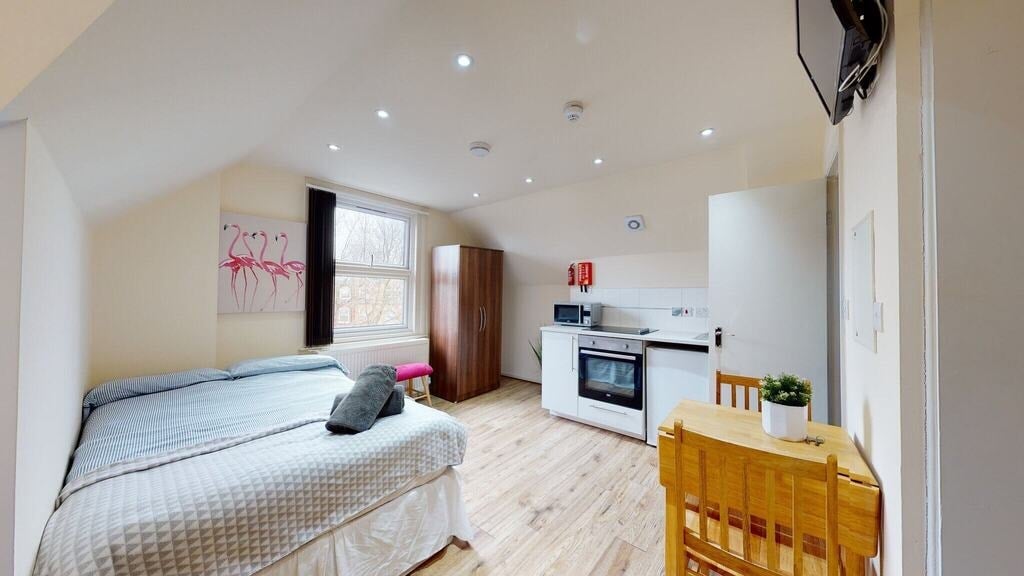 Room St. Pauls Avenue in Greater London
