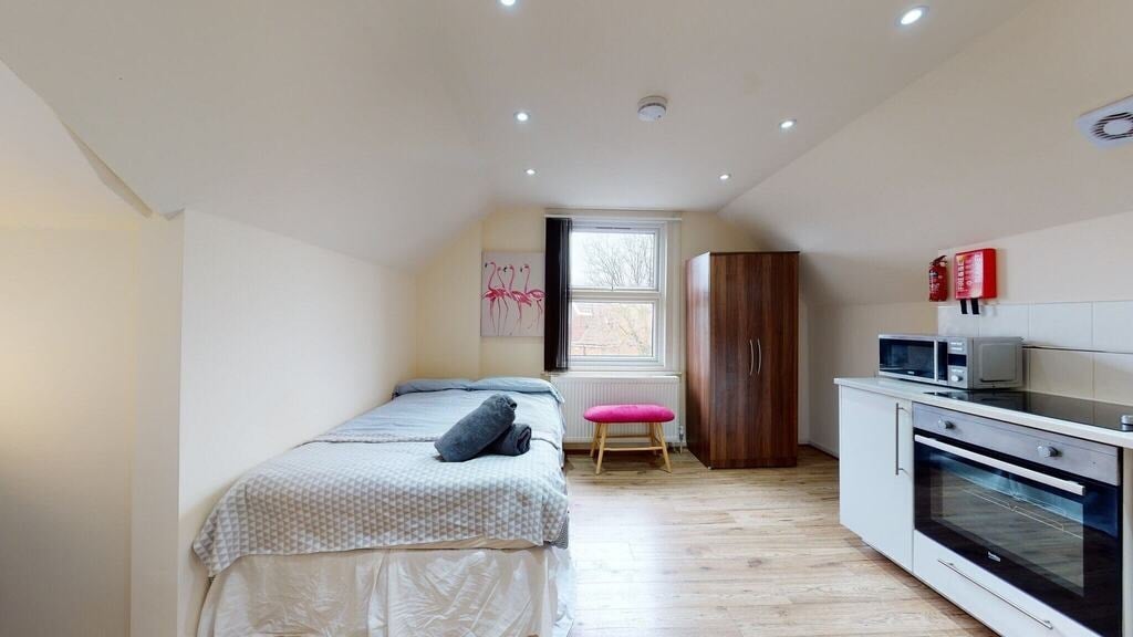Room St. Pauls Avenue in Greater London