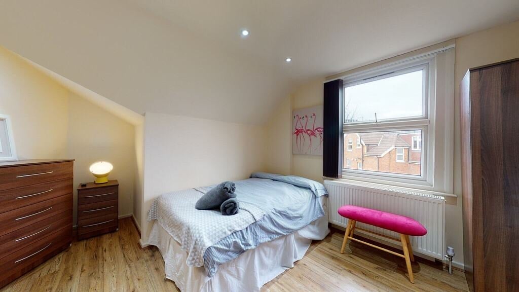 Room St. Pauls Avenue in Greater London