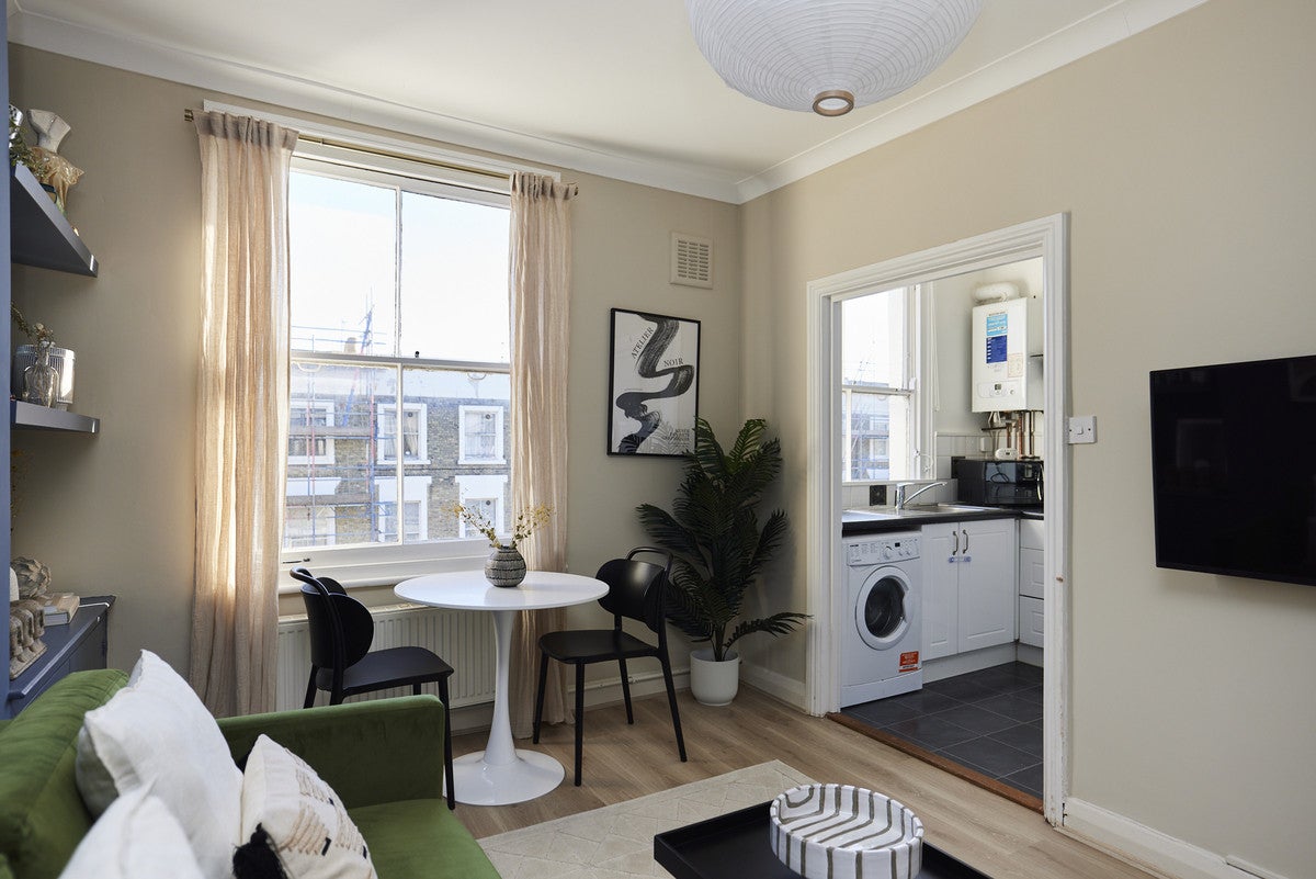 Flat Stanlake Road in Greater London