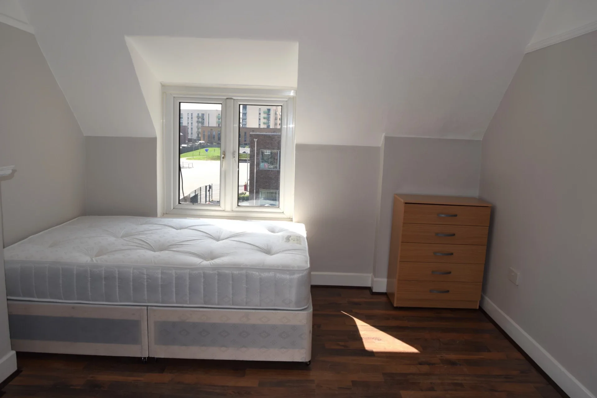 Room Longbridge Road in Bramley