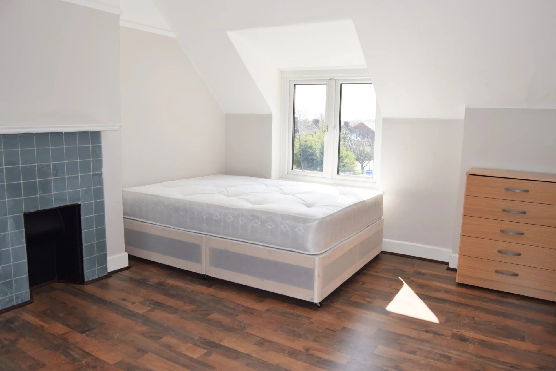 Room Longbridge Road in Bramley