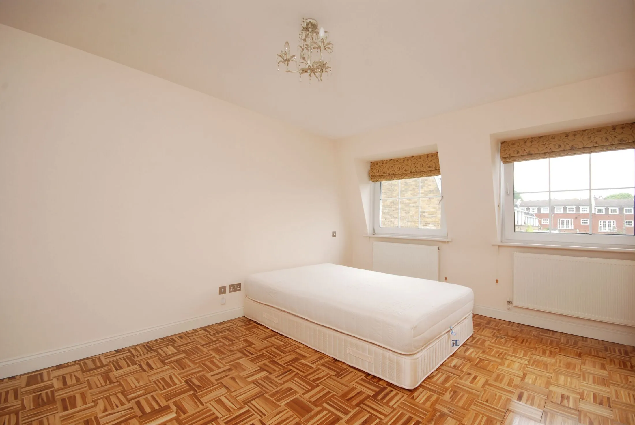 House Leeward Gardens in Greater London