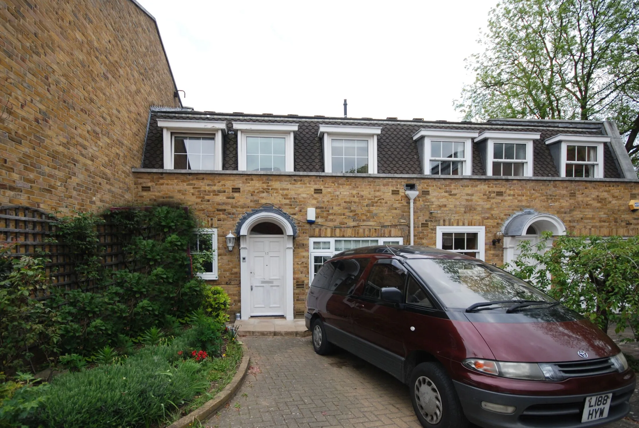 House Leeward Gardens in Greater London