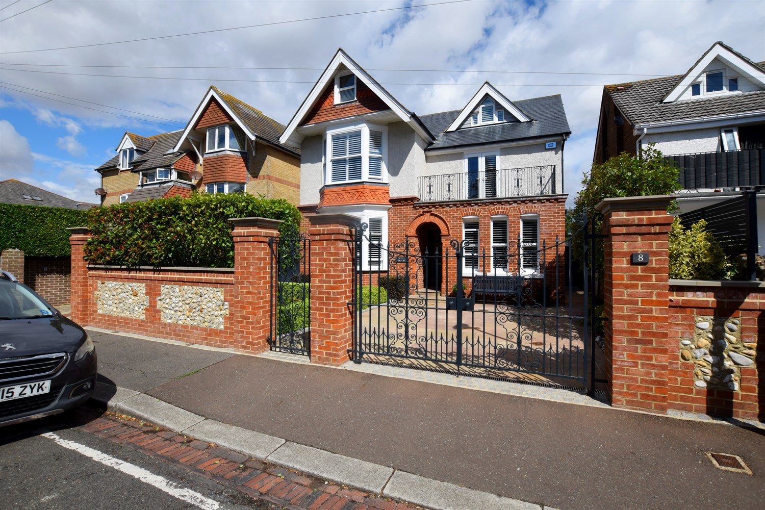 House Victoria Drive in Arun
